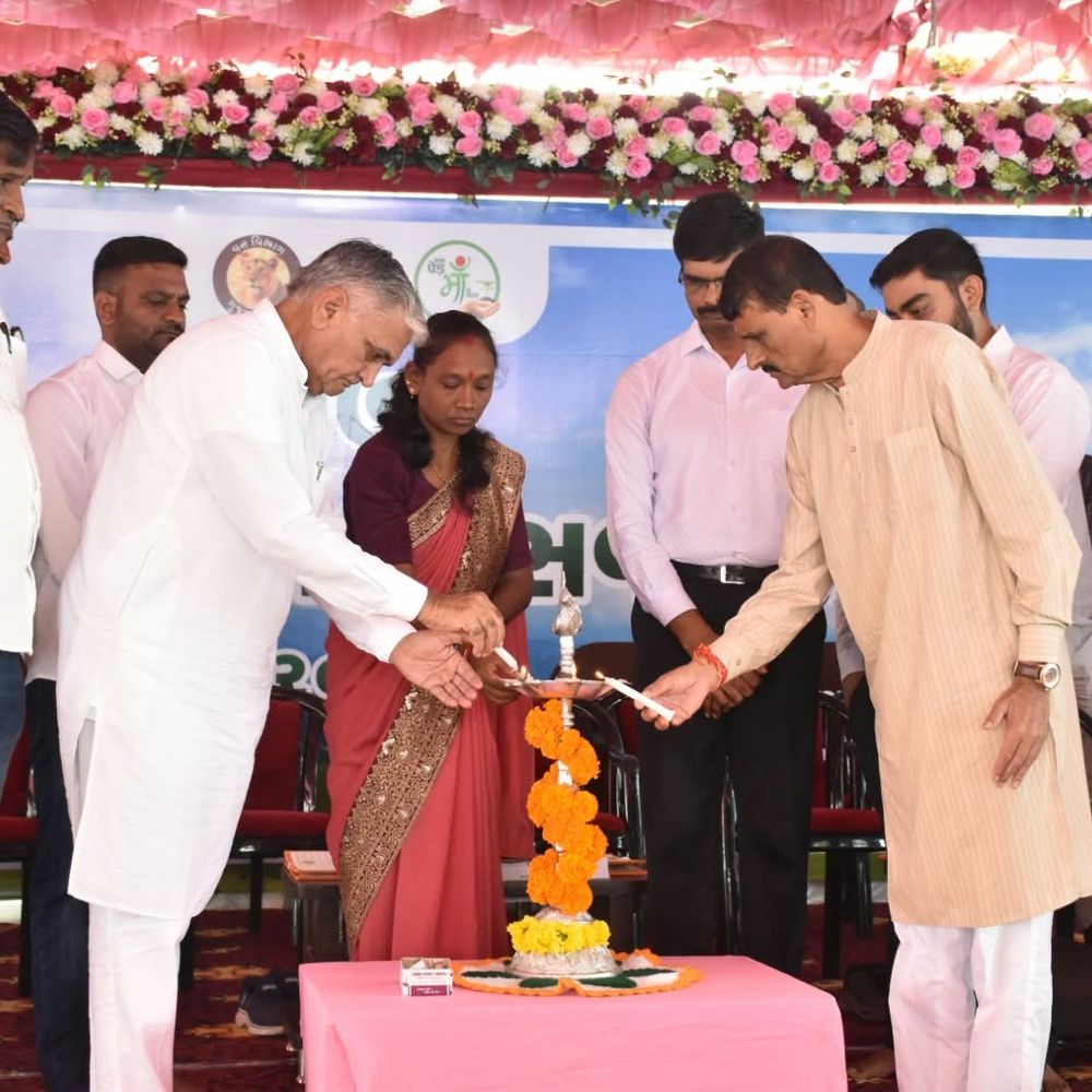 ટંકારાની આર્ય વિદ્યાલય ખાતે ૭૭મો જિલ્લાકક્ષાનો વન મહોત્સવ ઉજવાયો:મંત્રી કાંતિભાઈ અમૃતિયાએ વૃક્ષારોપણ અને જતન પર આપ્યો ભાર