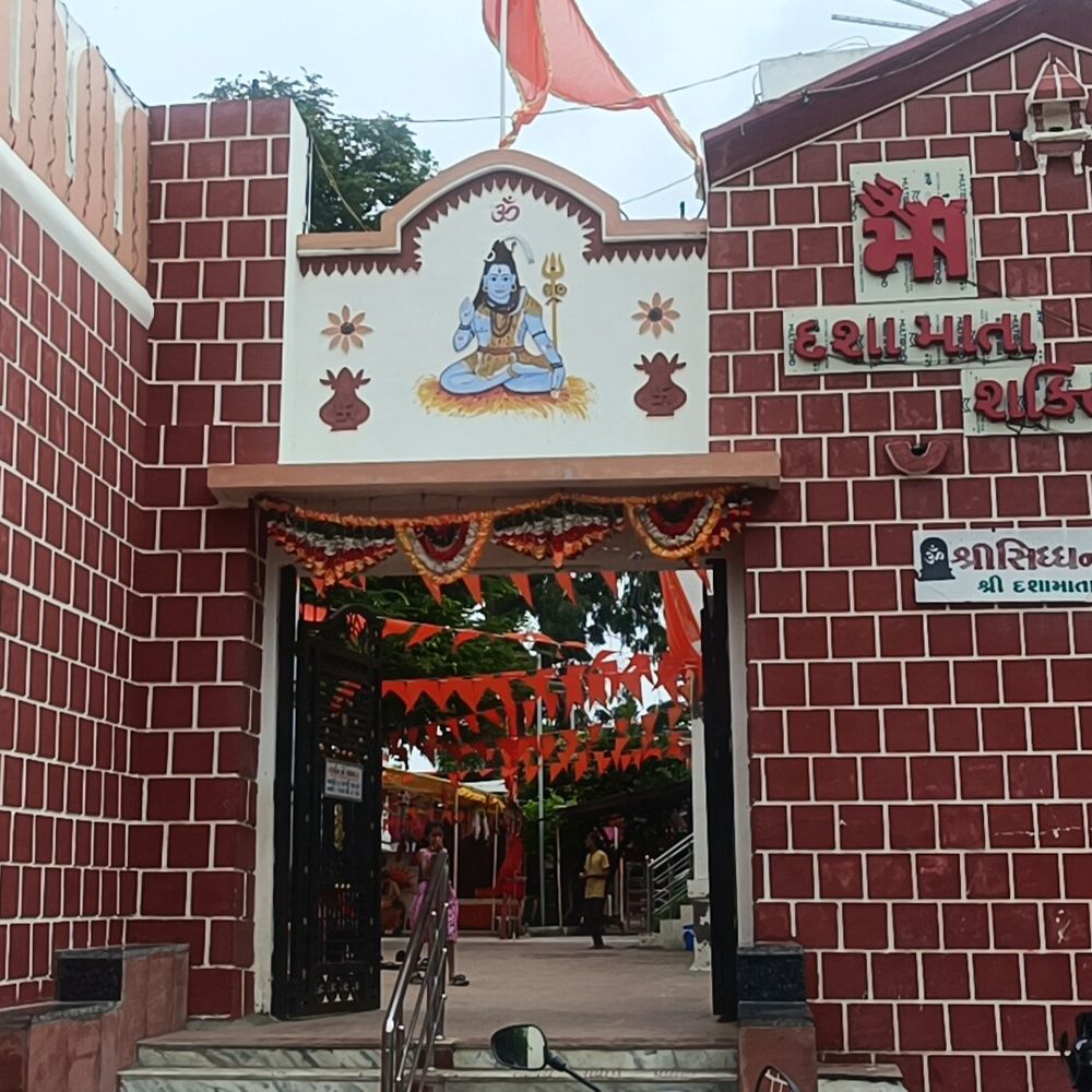 શ્રાવણના પ્રથમ સોમવારે સિદ્ધનાથ મહાદેવ મંદિરે:ભક્તોએ વહેલી સવારથી જળાભિષેક અને પૂજા-અર્ચના કરી