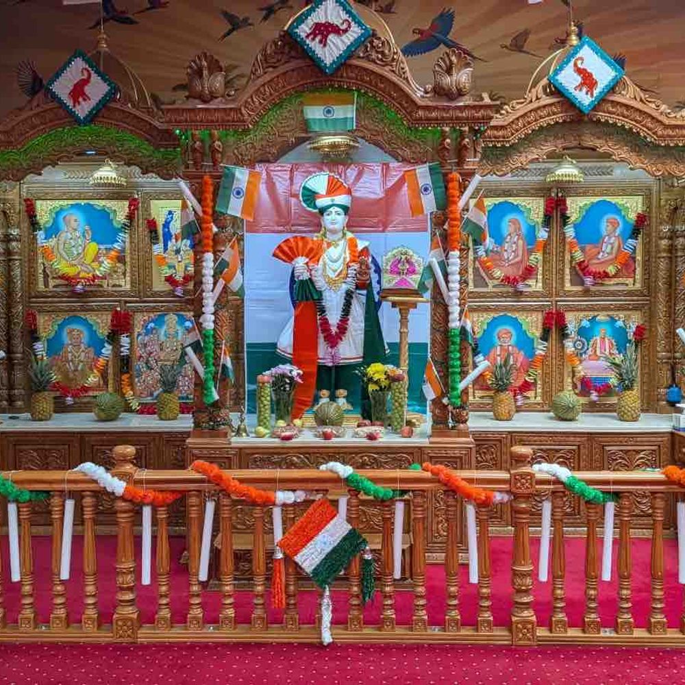 લંડન કુમકુમ મંદિરમાં ત્રિરંગા શણગાર:સ્વાતંત્ર્ય પર્વ નિમિત્તે ભગવાનને હિંડોળા ઝુલાવાયા