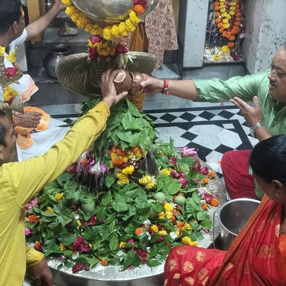 જામનગરમાં શ્રાવણના પ્રથમ સોમવારે શિવભક્તિનો માહોલ:શિવાલયોમાં ‘હર હર મહાદેવ’ના નાદ સાથે દર્શન માટે કતારો લાગી