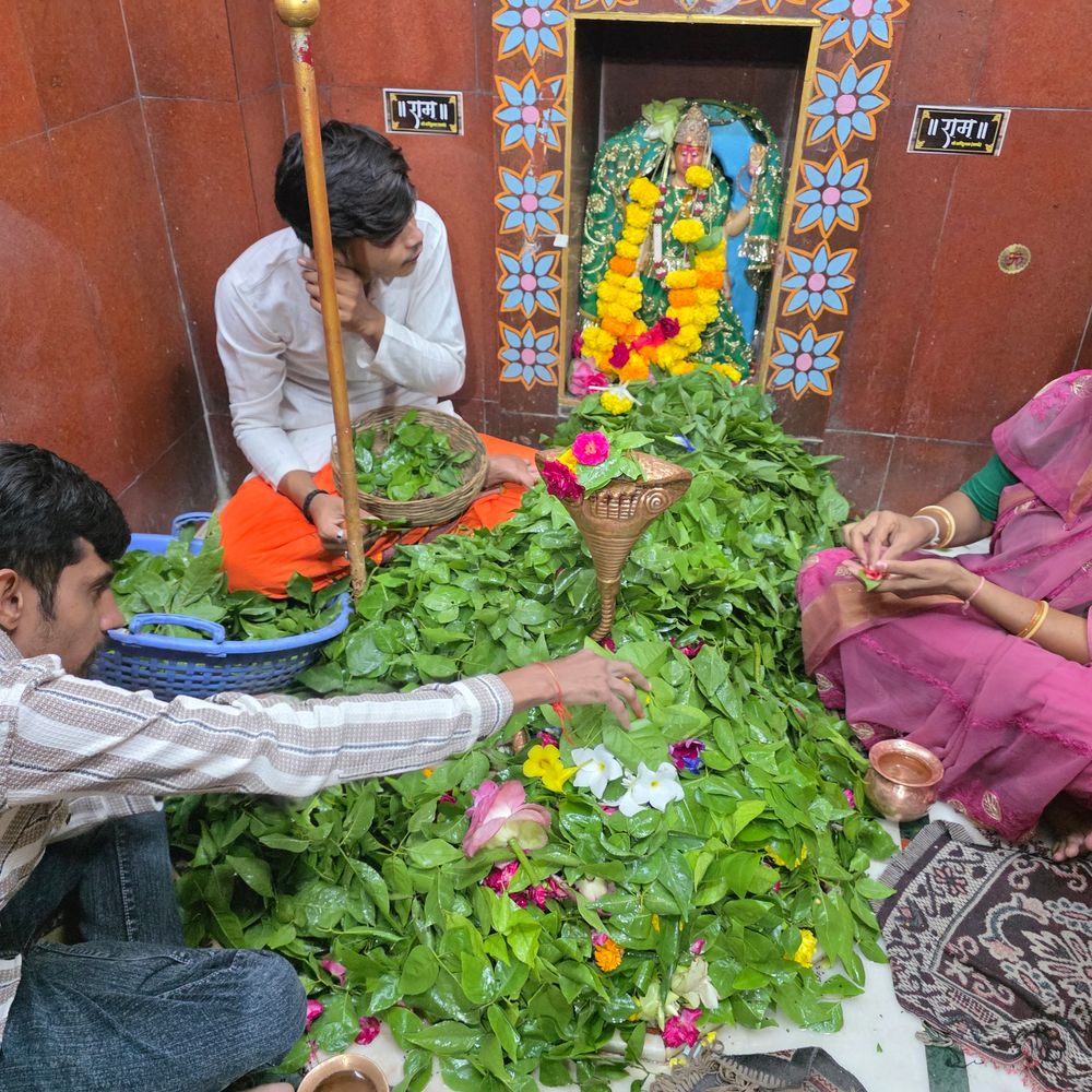 શ્રાવણના પ્રથમ સોમવારે શિવ મંદિરોમાં ભક્તોની ભીડ:હિંમતનગર સહિત સાબરકાંઠામાં પૂજા-અર્ચના માટે ઉમટ્યા શ્રદ્ધાળુઓ