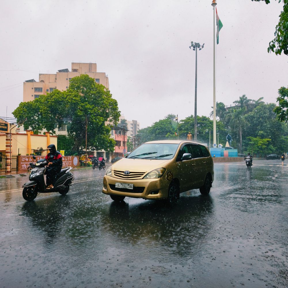 નવસારીમાં શ્રાવણના પ્રથમ સોમવારે વરસાદી ઝાપટાં:કાળા વાદળો છવાયા, વાતાવરણમાં ઠંડક પ્રસરી