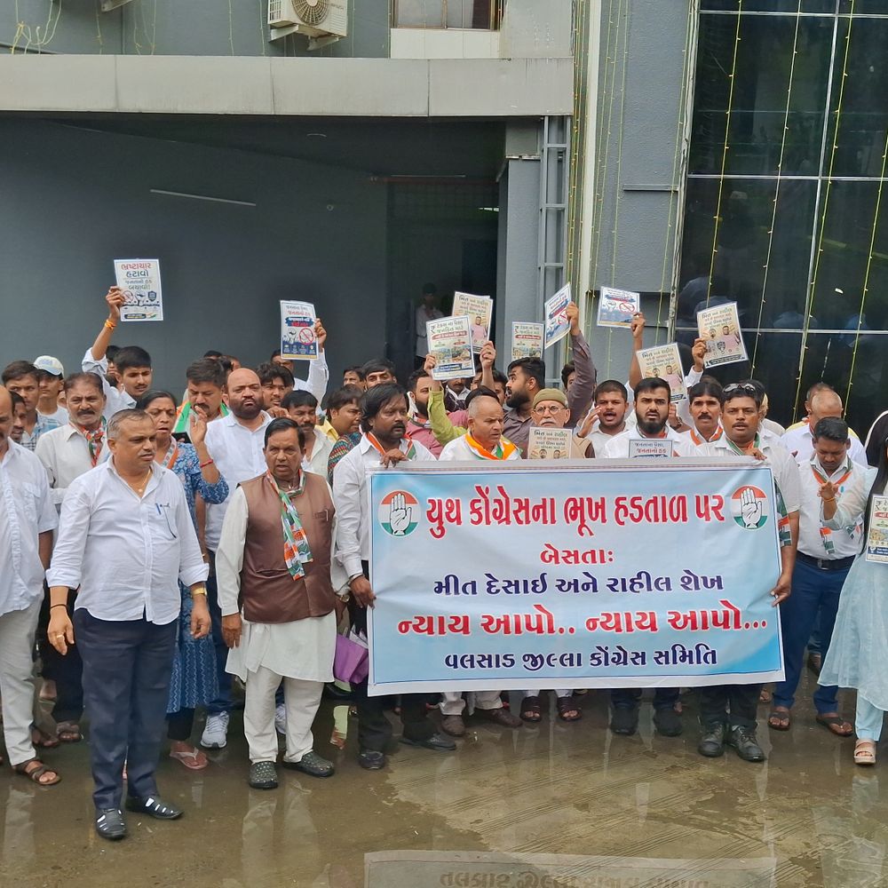 વલસાડમાં વશીયર બ્રિજ વિવાદ ઘેરાયો:કોંગ્રેસે કલેક્ટર કચેરી બહાર રામધૂન બોલાવી ધરણાં કર્યા, બ્રિજ મામલે નિષ્પક્ષ તપાસની માંગ; યુથ કોંગ્રેસની ભૂખ હડતાળ યથાવત