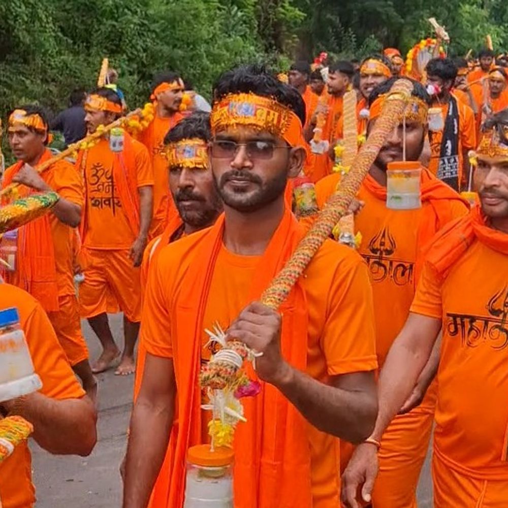 વલસાડમાં શ્રાવણના પ્રથમ સોમવારે કાવડ યાત્રા યોજાઈ:27 વર્ષથી ચાલી આવતી પરંપરામાં અનેક શિવભક્તો જોડાયા