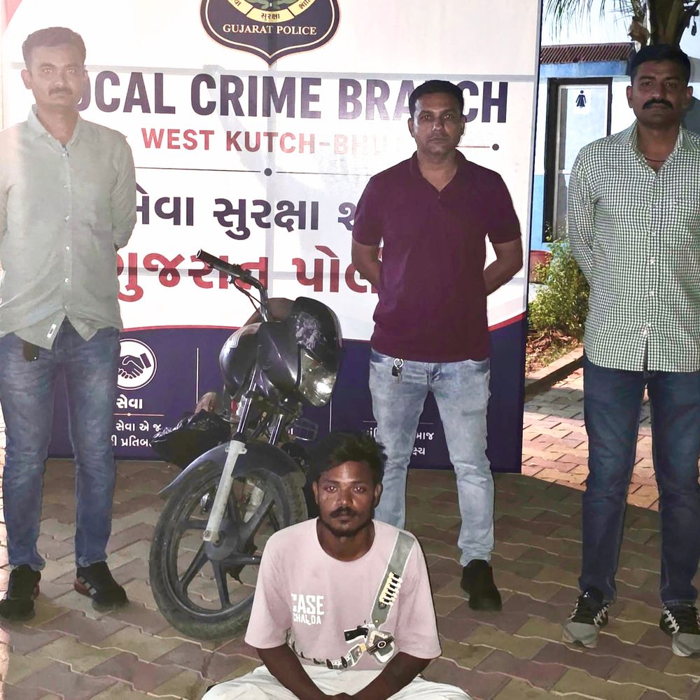 ભુજમાં વાહનચોરીનો વણઉકેલાયેલો ભેદ ઉકેલાયો:LCBએ ત્રણ મહિના પહેલાં ચોરાયેલી બાઇક સાથે એકને પકડ્યો
