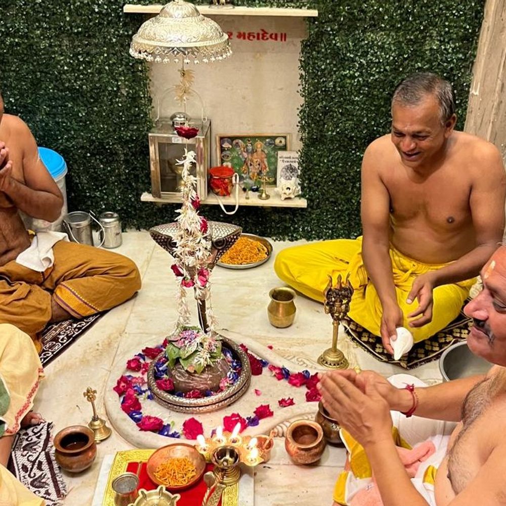 પાટણના શિવાલયોમાં શ્રાવણના પ્રથમ સોમવારે વિશેષ પૂજા:શિવભક્તોએ બિલીપત્ર ચડાવી દૂધ-જળનો અભિષેક કર્યો, કાવડ યાત્રા પણ યોજાઈ
