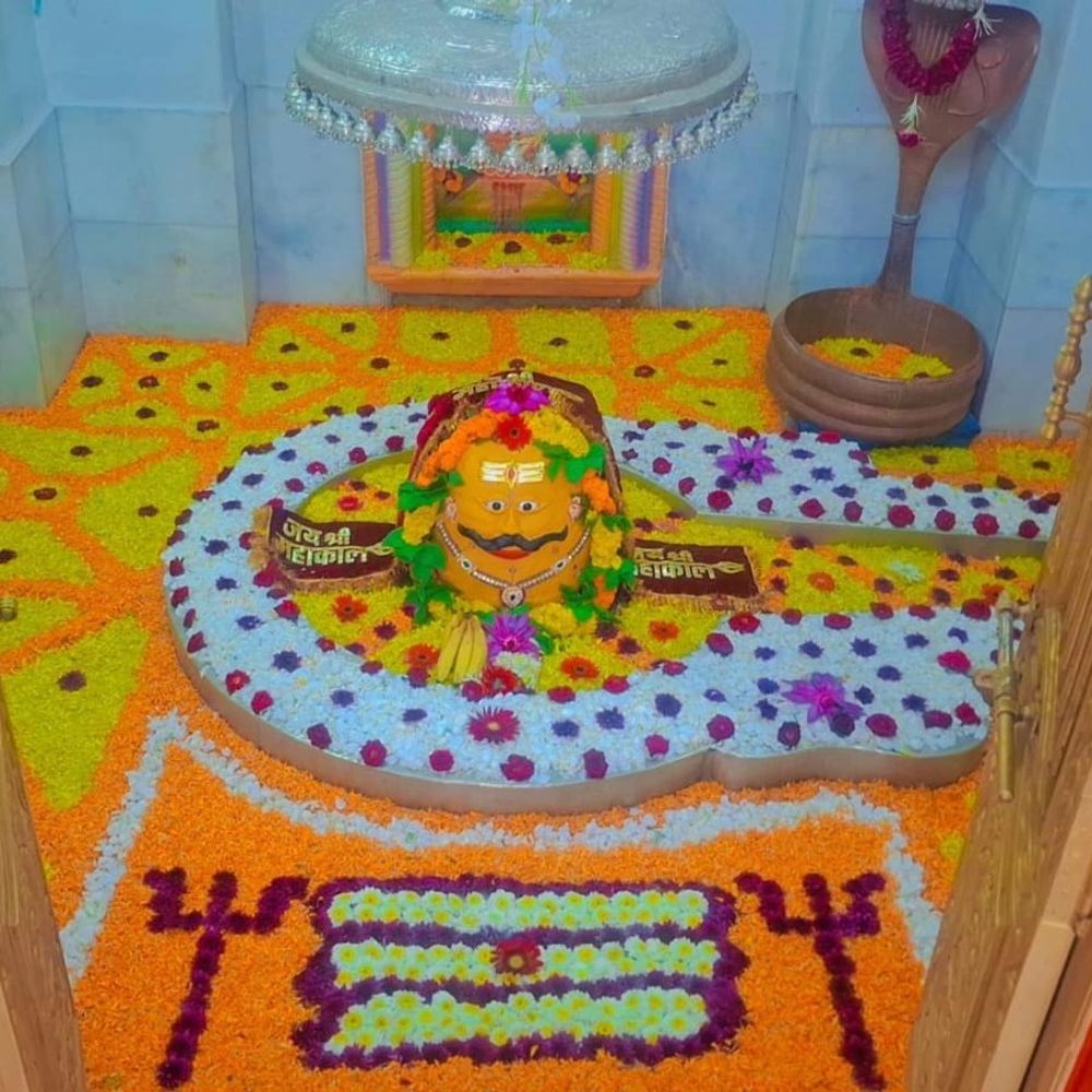 શ્રાવણીયા સોમવારના પવિત્ર પર્વે વૈજનાથ મહાદેવને અર્ધનારેશ્વરનો અલૌકિક શણગાર:15 કિલો કાળા અને 15 કિલો સફેદ તલથી અર્ધનારેશ્વર સ્વરૂપ અપાયું