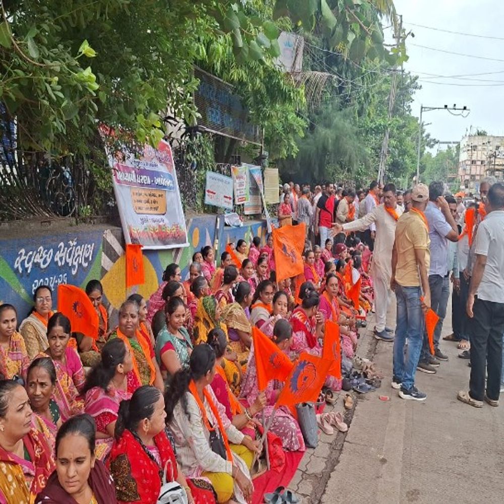 8મા પગાર પંચ સહિતની 12 માંગણીઓ સાથે શ્રમિકોનું વિરોધ પ્રદર્શન:કલેક્ટર કચેરીઓ ખાતે ધરણાં યોજી આવેદન અપાયું