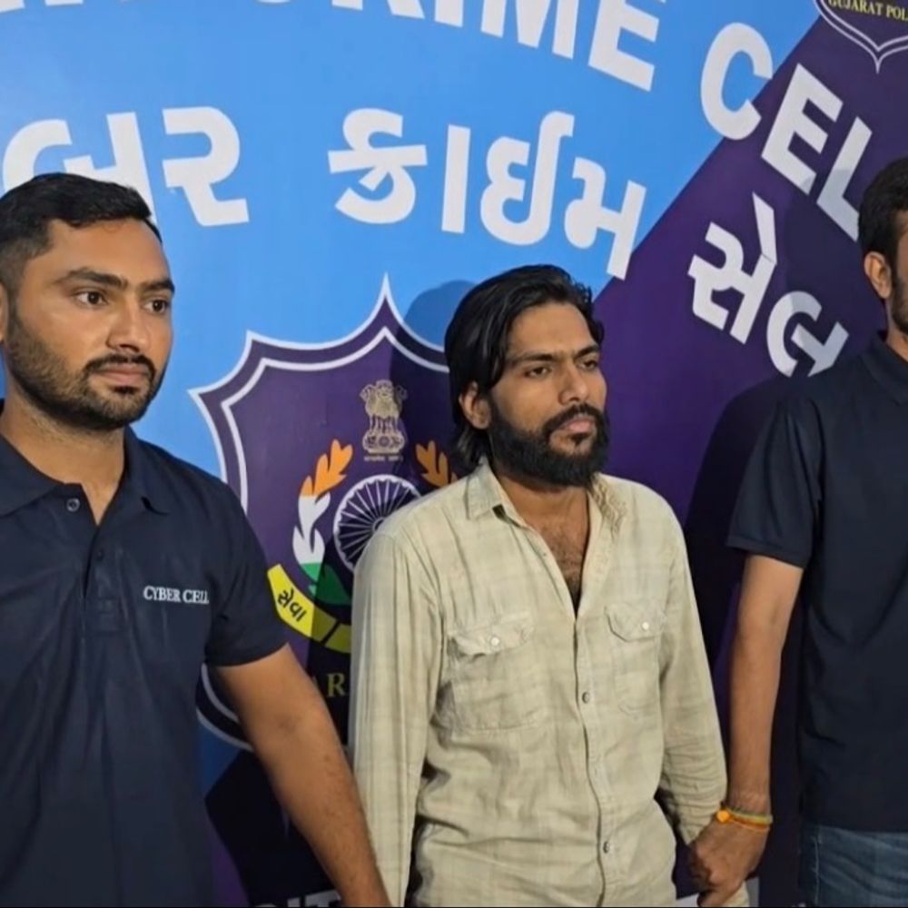 1.52 કરોડનું સાયબર ફ્રોડ કેસ, 8 પાસ આરોપી ઝડપાયો:મુંબઈથી ભાગી ખંભાળીયામાં નવું ઘર બનાવી છુપાયો'તો, બેંક એકાઉન્ટ્સની હેરાફેરીના મોટા રેકેટમાં સક્રિય હતો