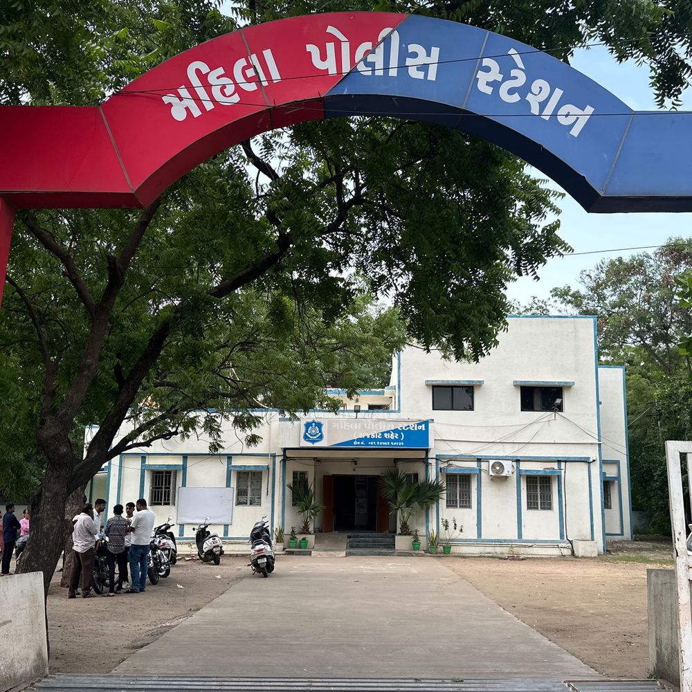 દીકરીના જન્મ બાદ પરિણીતા પર સાસરિયાઓનો ત્રાસ:સ્ત્રીધનના ઘરેણાં ગીરવે મૂકી માતા-પુત્રીને ઘરમાંથી કાઢી મૂક્યાં, પતિ સહિત 4 સામે ગુનો