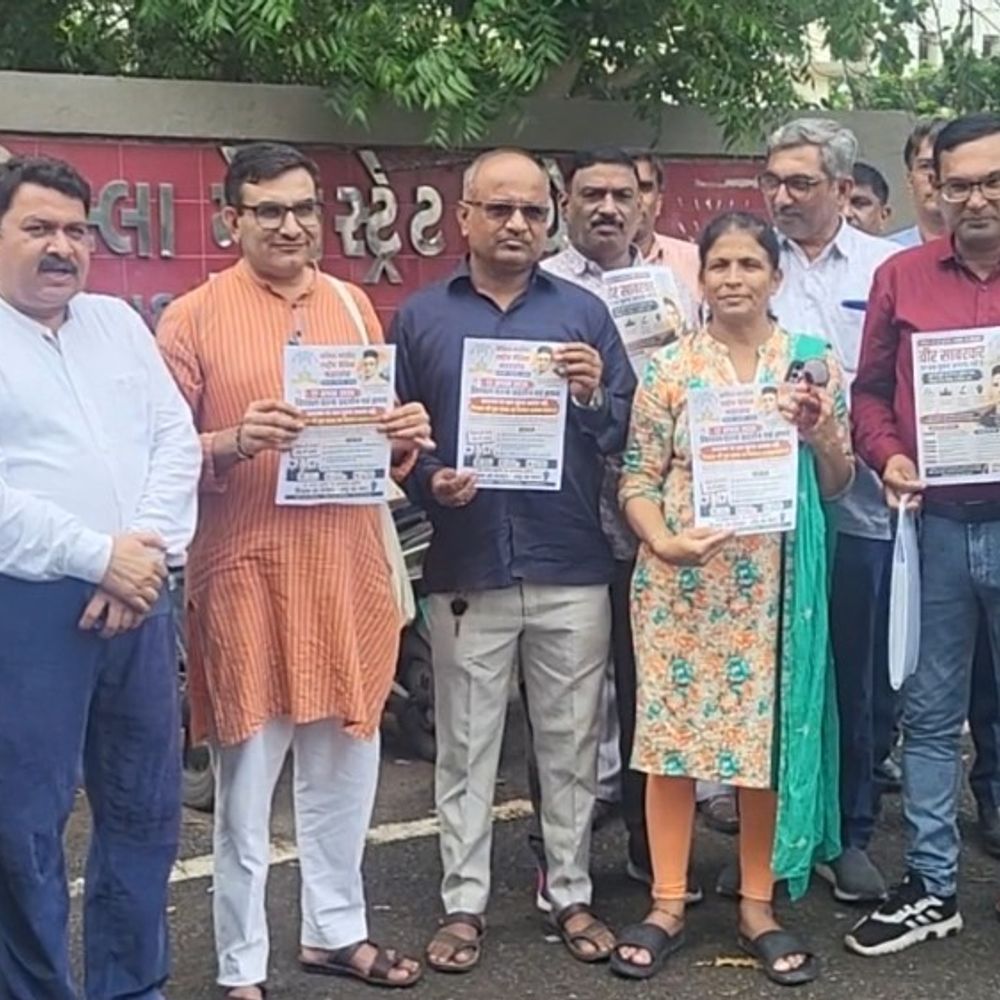 કેરળમાં વીર સાવરકર પર પ્રશ્ન પૂછનાર શિક્ષકને સસ્પેન્ડ કરતા વિવાદ:ભારતીય રાષ્ટ્રીય શૈક્ષિક મહાસંઘનો વિરોધ, કલેક્ટરને આવેદનપત્ર આપી સસ્પેન્શન પરત ખેંચવા માંગ