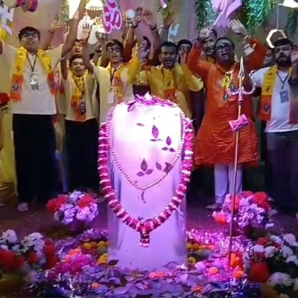 શ્રાવણના પ્રથમ સોમવારે શિવાલયમાં ભક્તોનું ઘોડાપૂર:આત્મેશ્વર મંદિરે 10 હજાર કિલો બરફથી અમરનાથ ધામની અલૌકિક પ્રતિકૃતિ રચાઈ; ભીલનાથ મંદિરે સંગીતમય શિવ આરાધના ગૂંજી