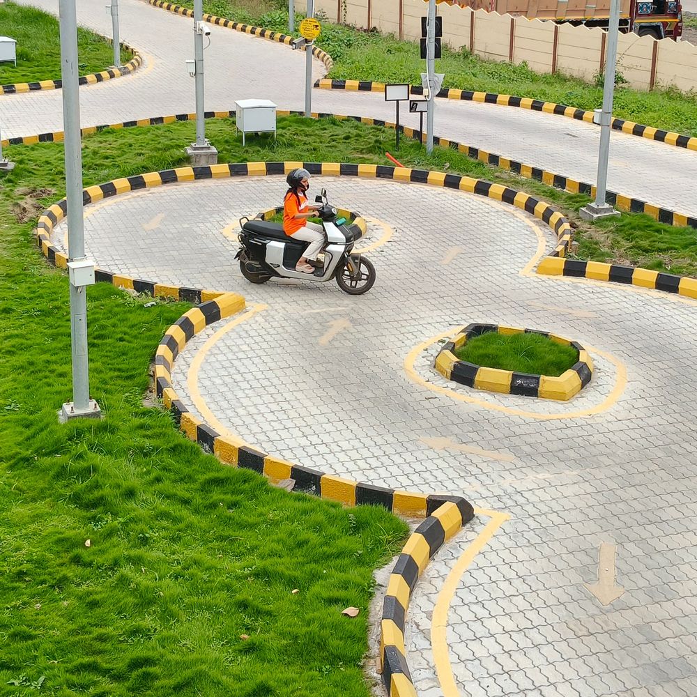 RTOમાં AI ટ્રેક પર 1 માસમાં 50 ટકા નાપાસ!:રાજકોટમાં ટુ વ્હીલરમાં 1,224, કાર સહિતના મોટા વાહનોના લાયસન્સ માટે ડ્રાઇવિંગ ટેસ્ટ આપતા 1,732 ફેઈલ