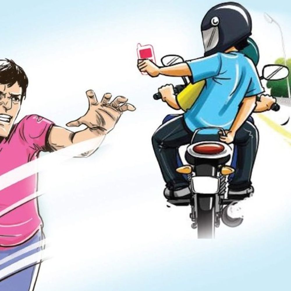 શહેરમાં ચેઈન અને મોબાઈલ સ્નેચિંગ કરતા સગીર સહિત બે ઝડપાયા:જમાલપુરમાં વૃદ્ધાના ગળામાંથી ચેઈન તો પાલડીમાં મહિલાના હાથમાંથી મોબાઈલ પડાવી લીધો હતો, સ્નેચિંગમાં ચોરી કરેલા વાહનનો ઉપયોગ કરતા