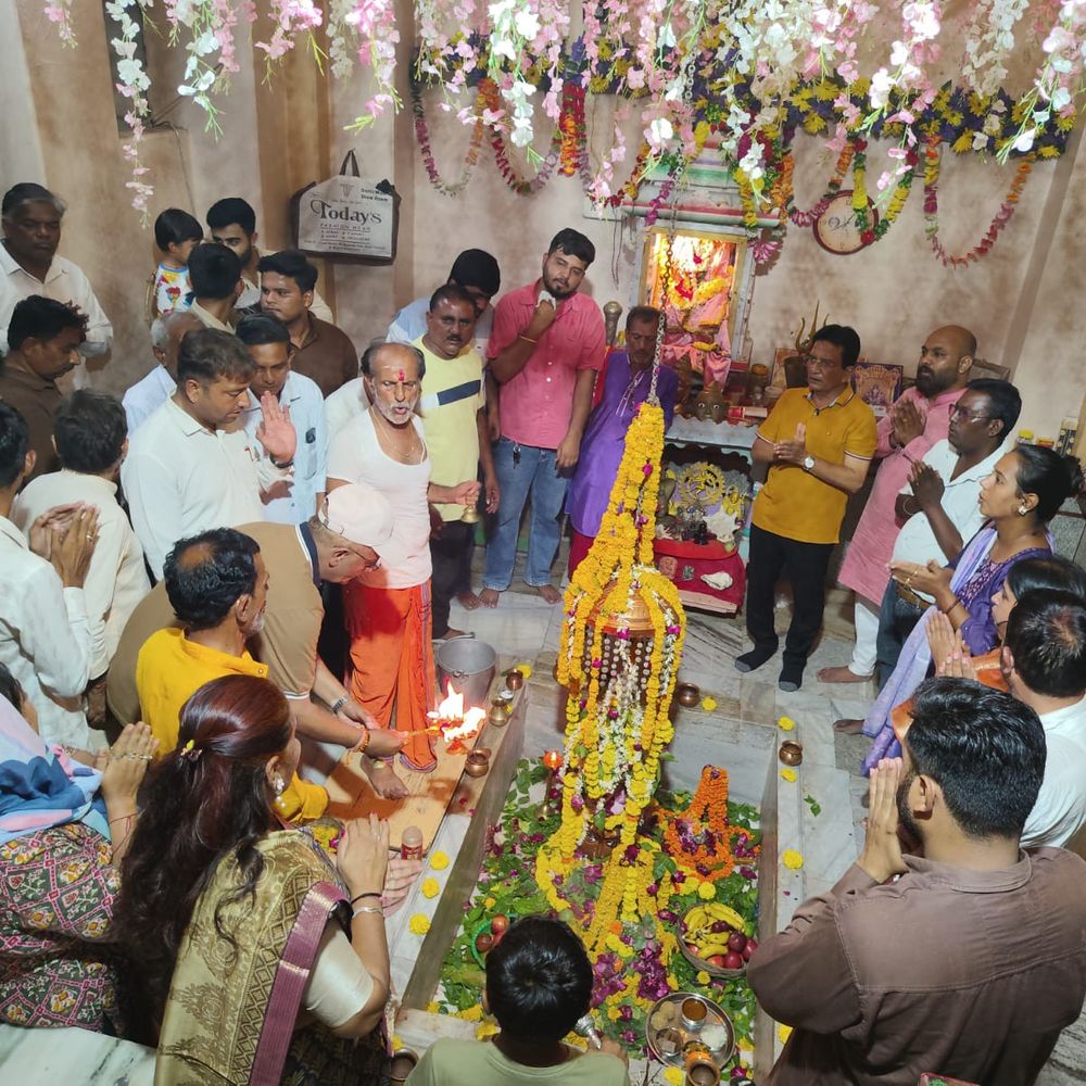 પાટણ યુવા મોરચાએ શ્રાવણ માસમાં મહાપ્રસાદનું આયોજન કર્યું:સિદ્ધનાથ મહાદેવ મંદિરે આરતી બાદ ભક્તોએ પ્રસાદ લીધો