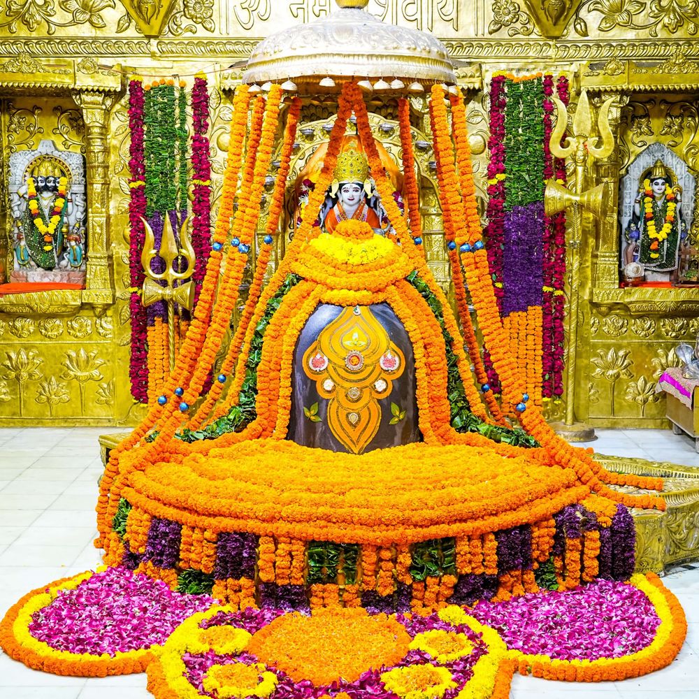 સોમનાથ મહાદેવનો 155 કિલો કેસરિયા પુષ્પોથી શૃંગાર:ગર્ભગૃહને દિવ્ય આભાથી ઝળહળતું બનાવ્યું, પુષ્પોની મનોહર સજાવટ ભક્તો માટે આકર્ષણનું કેન્દ્ર બની