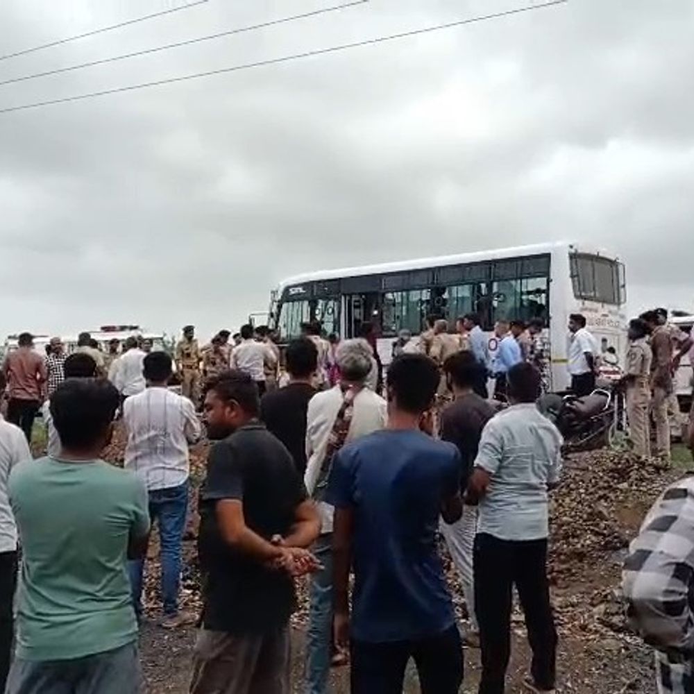 જોડિયાના વાવડીમાં વીજ થાંભલા નાખવાની કામગીરીનો ઉગ્ર વિરોધ:સ્થિતિ વણસતા જ પોલીસ ઘટનાસ્થળે પહોંચી, મોટી સંખ્યામાં ખેડૂતોની અટકાયત, ગામમાં પોલીસ બંદોબસ્ત
