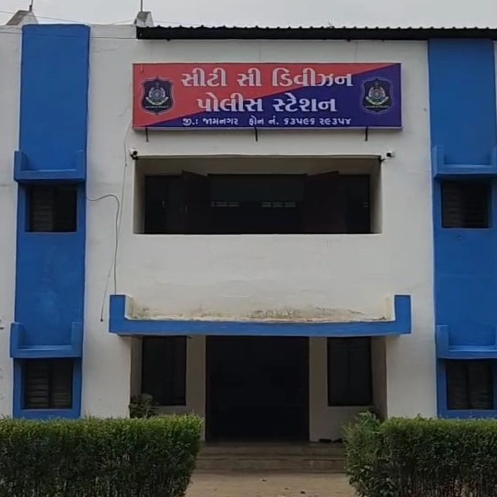 ખંડણીનો આરોપી પોલીસ કસ્ટડીમાંથી ફરાર:જામનગરમાં પોલીસે ત્વરિત કાર્યવાહી કરી ઝડપ્યો, મહિલા પોલીસકર્મી સસ્પેન્ડ