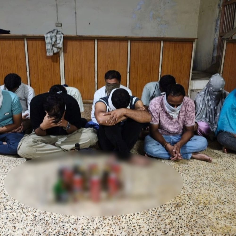 મેંદરડાના નતાડીયા ગામે ફાર્મ હાઉસમાંથી હાઇપ્રોફાઇલ દારૂ મહેફિલ ઝડપાઈ:જૂનાગઢ ક્રાઇમ બ્રાન્ચે 8 વેપારીઓ અને 2 મહિલાને મહેફિલ માણતા રંગેહાથ ઝડપી પાડ્યા