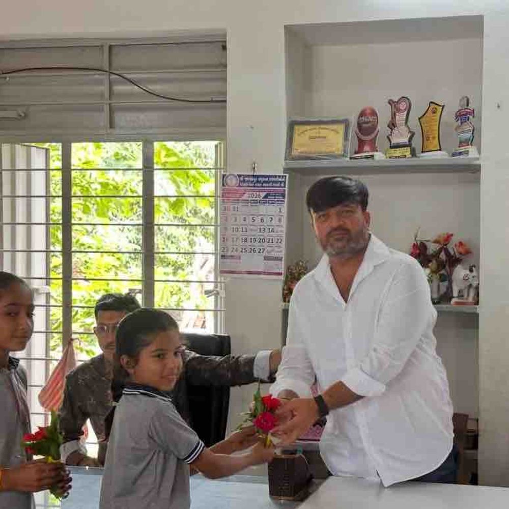 ધારાસભ્ય હેમંતભાઈ ખવા દ્વારા બુક વિતરણ:જામજોધપુરના ચાર ગામોની પ્રાથમિક શાળાઓમાં ‘તેરા તુજકો અર્પણ’ કાર્યક્રમ હેઠળ