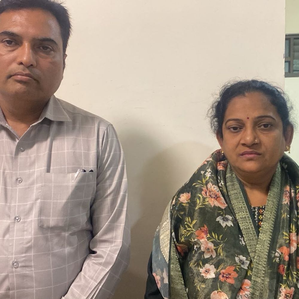 AMC અધિકારીના નામે તોડ કરતા દંપતી પર ACBની તવાઈ:ગેરકાયદે બાંધકામ ન તોડાવવાના નામે ₹3.15 લાખની લાંચ લેતાં મહિલા પત્રકાર અને પતિ રંગેહાથ ઝડપાયા