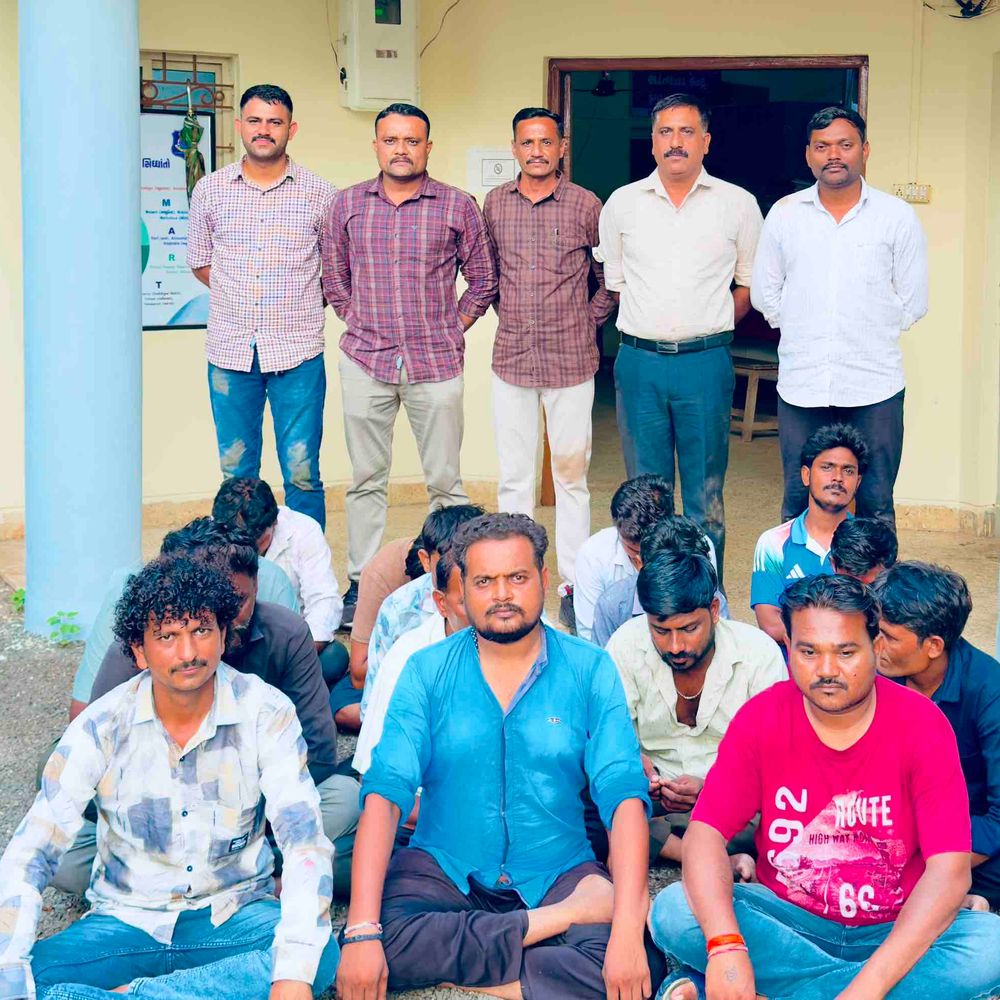 રાજુલાના દાતરડીમાં જાહેરમાં જુગાર રમતા 15 જુગારીઓ ઝડપાયા:LCBએ દરોડો પાડી રૂ. 2.72 લાખ રોકડ સાથે કુલ 4.57 લાખનો મુદ્દામાલ જપ્ત કર્યો