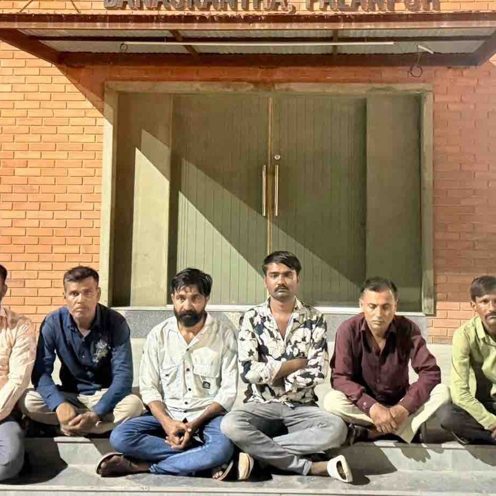 બનાસકાંઠામાં LCBના દરોડા, 17 જુગારી ઝડપાયા:પાલનપુર, ડીસા અને થરામાંથી 5.45 લાખનો મુદ્દામાલ જપ્ત