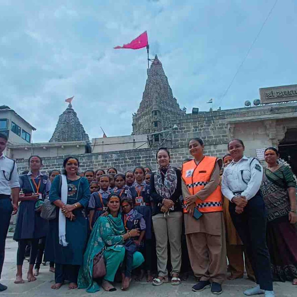 દ્વારકા શી-ટીમે દિવ્યાંગ વિદ્યાર્થીઓને કરાવ્યા દ્વારકાધીશ દર્શન:તલોદના બહેરા-મૂંગા શાળાના વિદ્યાર્થીઓને વિશેષ સુવિધા અપાઈ