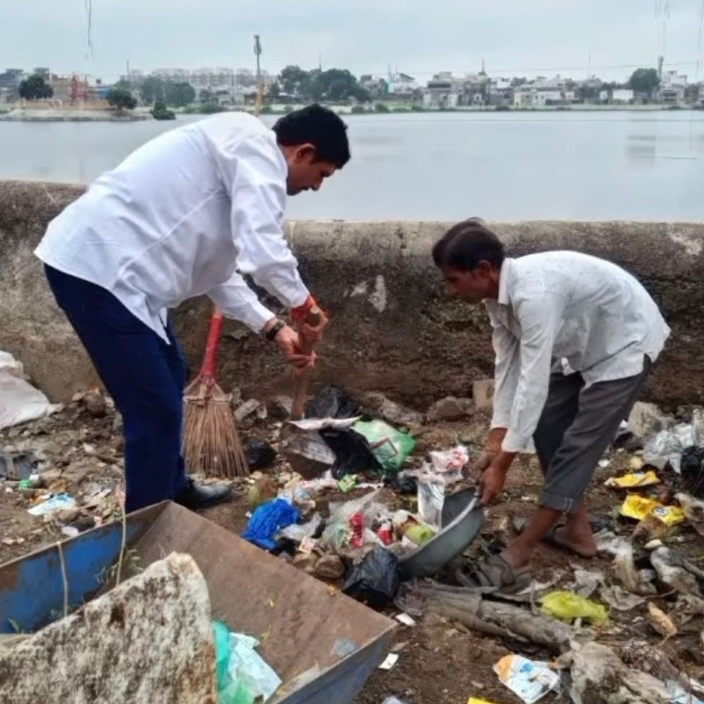 ગોધરા નગરપાલિકા દ્વારા શહેરમાં સફાઈ અભિયાન:કારોબારી અધ્યક્ષના જન્મદિવસે જાહેર સ્થળો, મંદિર પરિસર સ્વચ્છ કરાયા