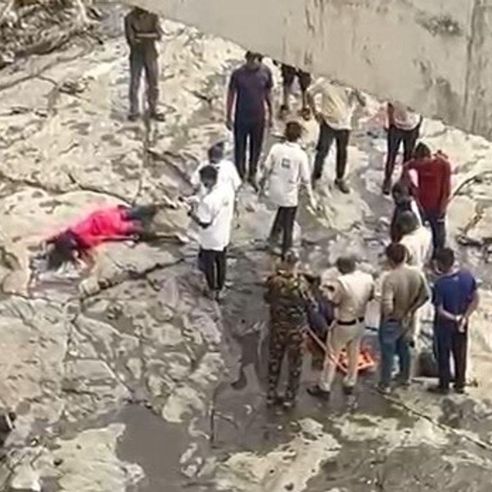 દાદરા નગર હવેલીમાં બે સગીરાઓએ દમણગંગા નદીમાં ઝંપલાવ્યું:રાખોલી પુલ પરથી કૂદકો મારતા એકનું મોત; બીજી ICUમાં સારવાર હેઠળ