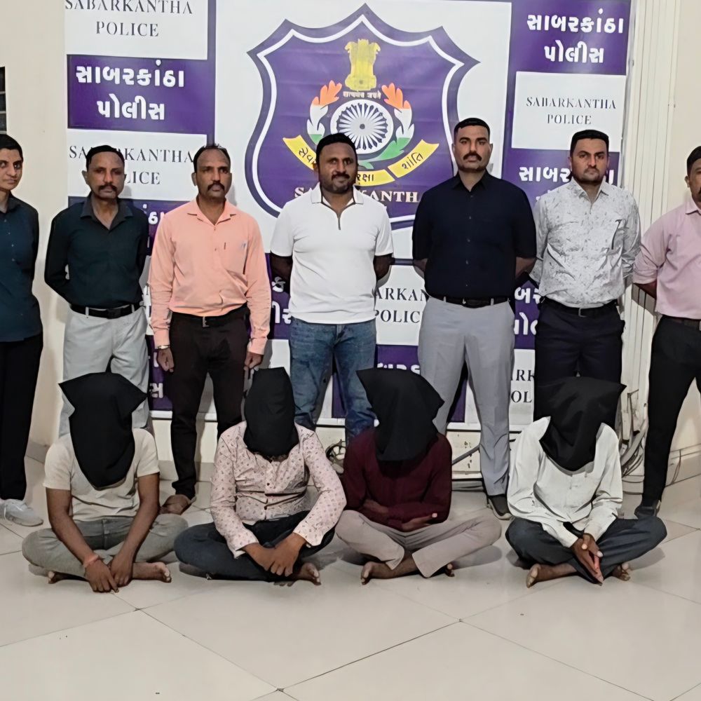 હિંમતનગરમાં પકડાયેલી બાળતસ્કરી ગેંગના 4 સભ્યો 11 દિવસના રિમાન્ડ પર:એક માસની નવજાત બાળકી રૂ.1.50 લાખમાં વેચવા જતી ટોળકી રાજપુર પાસેથી ઝડપાઈ હતી, 12 બાળકો વેચ્યાની કબૂલાત