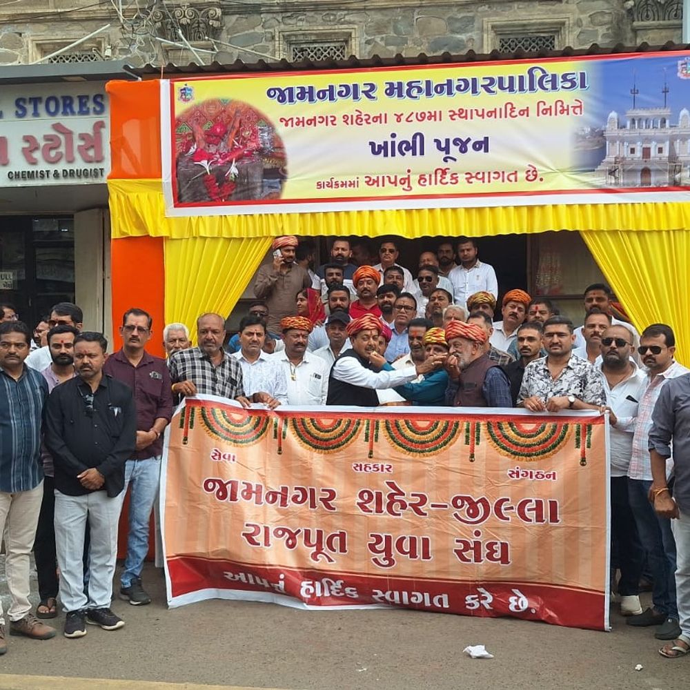 જામનગરમાં 487મા સ્થાપના દિનની ભવ્ય ઉજવણી:શ્રાવણ સુદ સાતમે દરબારગઢ સર્કલ પાસે મેયરના હસ્તે ખાંભી પૂજન; રાજપૂત યુવા સંઘ દ્વારા પૂર્વ રાજવીઓની પ્રતિમાઓને પુષ્પાંજલિ અર્પણ