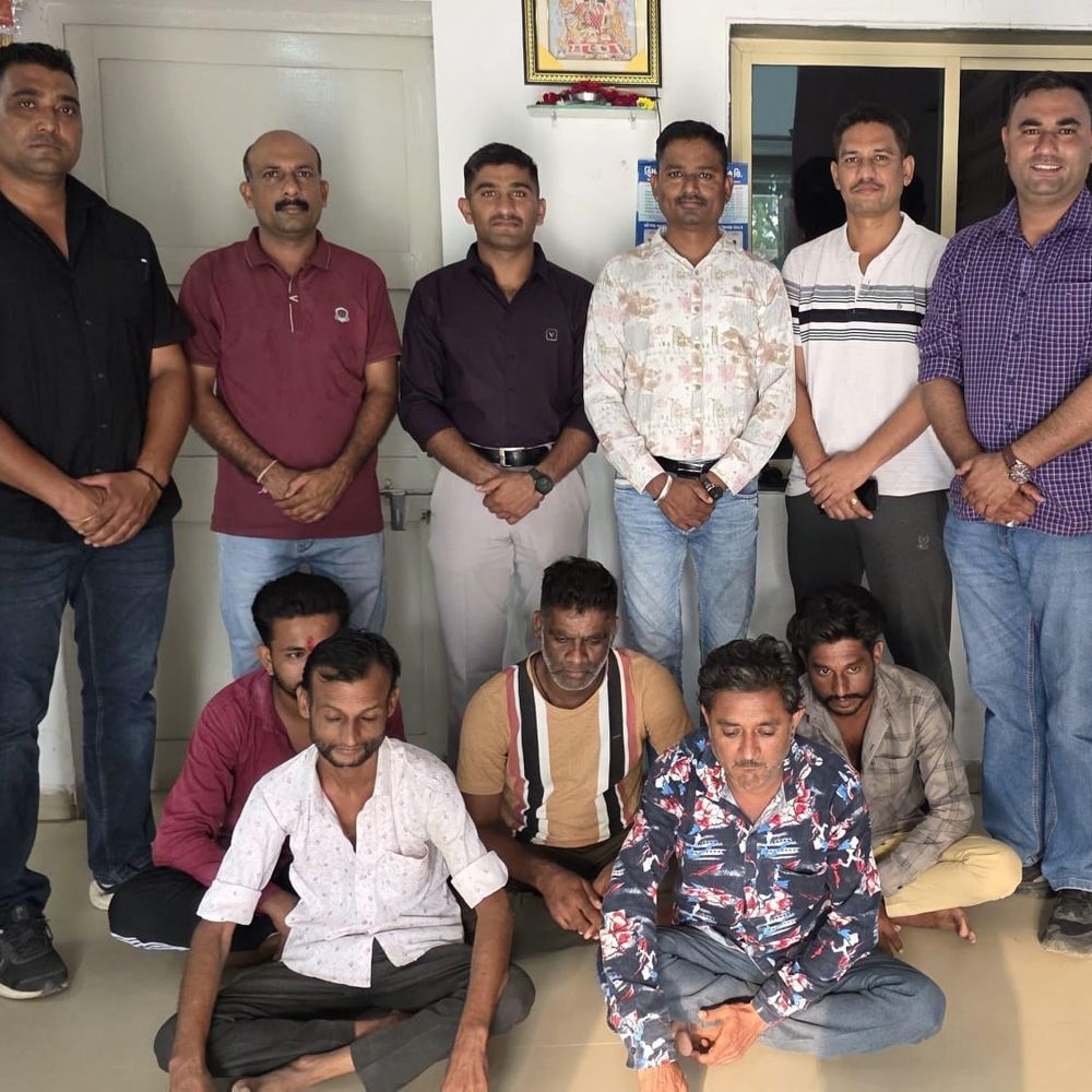 હિંમતનગરમાં જુગાર રમતા પાંચ ઝડપાયા:પોલીસે રૂ. 10,850 રોકડ સહિત મુદ્દામાલ કબજે કર્યો