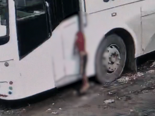 વડોદરા: બસના દરવાજામાં 7 વર્ષના બાળકનું મોત, CCTV ફૂટેજ ગાયબ થતાં રહસ્ય ઘેરું