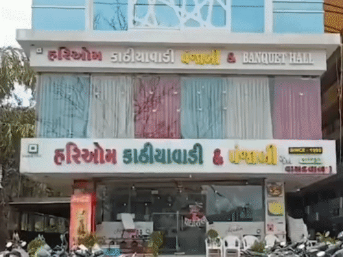 સુરતની ઘટના બાદ વડોદરામાં આરોગ્ય વિભાગની કાર્યવાહી:સમા સાવલી રોડ પર હરિ ઓમ કાઠિયાવાડી રેસ્ટોરન્ટ ગંદકીના કારણે એક દિવસ માટે સીલ કરાઈ