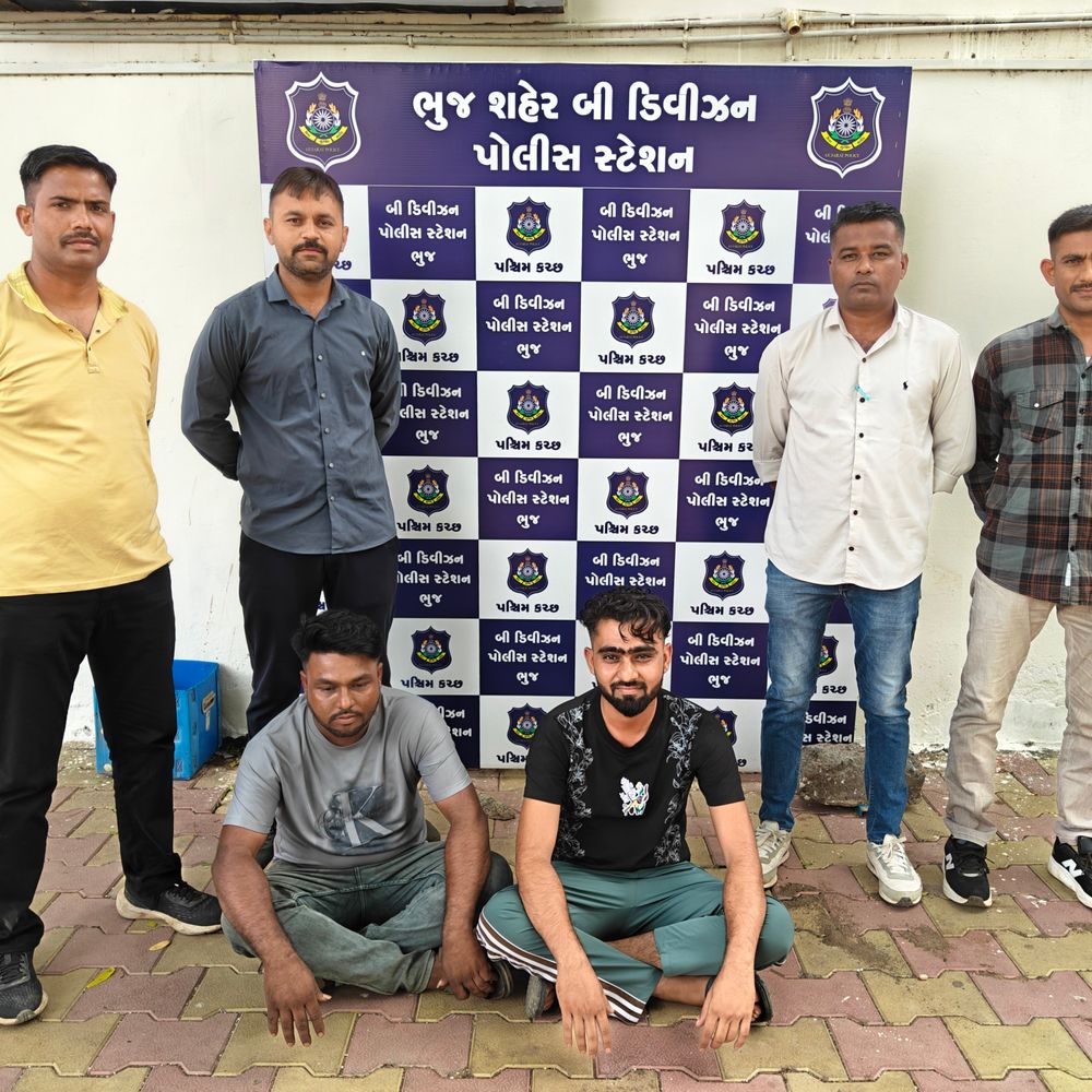 આલાવારા કબ્રસ્તાન પાસે જુગારના અડ્ડા પર દરોડો:ભુજ બી-ડિવિઝન પોલીસે ત્રણ મહિલા સહિત પાંચ ઝડપ્યા