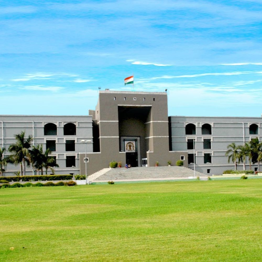 ATSના કહેવાથી ગ્રામ પંચાયતે આરોપીઓના પરિવારને દબાણની નોટિસ આપી:HCએ કહ્યું- પોલીસને પંચાયતની પ્રવૃતિ સાથે શું લેવાદેવા?, વકીલે કહ્યું- નોટિસ પાછી ખેચી લેવાશે