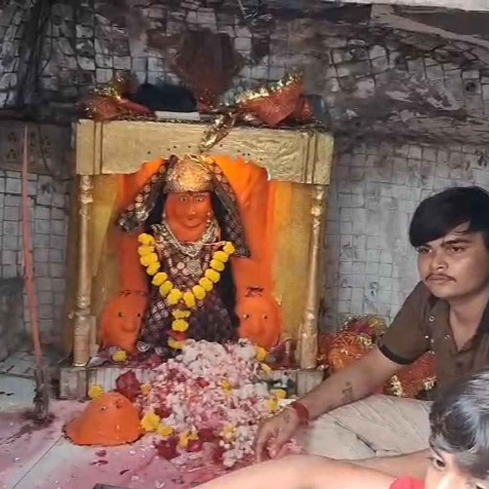 પ્રાચીન શીતળાકુંડ મંદિરે સાતમે ઉમટી ભક્તોની ભારે ભીડ:​જૂનાગઢના પ્રખ્યાત શીતળાકુંડ ખાતે શીતળા સાતમની હર્ષોલ્લાસ સાથે ઉજવણી કરાઈ, મોટી સંખ્યામાં મહિલાઓએ પૂજન-અર્ચન કરી માતાજીના આશીર્વાદ મેળવ્યા