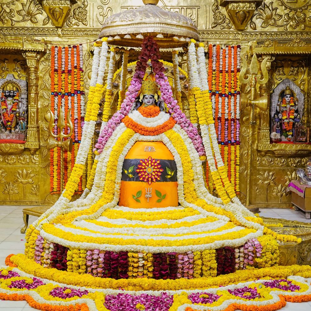 શ્રાવણ સુદ આઠમે સોમનાથ મહાદેવને 101 કિલો પુષ્પોથી ચંદન શૃંગાર:શીતળતા અને જનકલ્યાણનો પવિત્ર ભાવ, અલૌકિક દર્શન કરી ભક્તો બન્યા ધન્ય