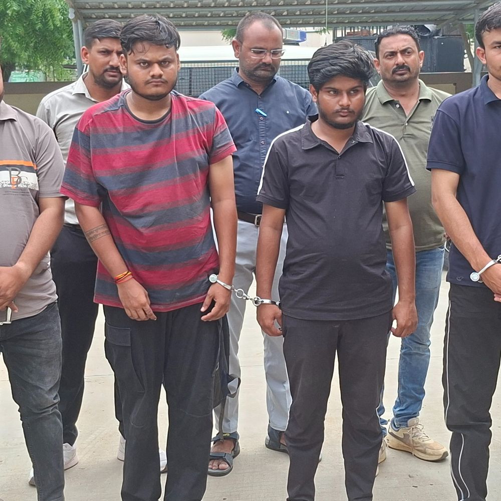 નકલી નોટ છાપી બેંકમાં ઘુસાડનારા ચાર ઝડપાયા:વિજાપુર HDFC બેંકના કેશ ડિપોઝીટમાંથી 500ના દરની 26 નોટ મળી, ગુગલમાં સર્ચ કરી કલર પ્રિન્ટરની મદદથી બોગસ નોટ છાપી
