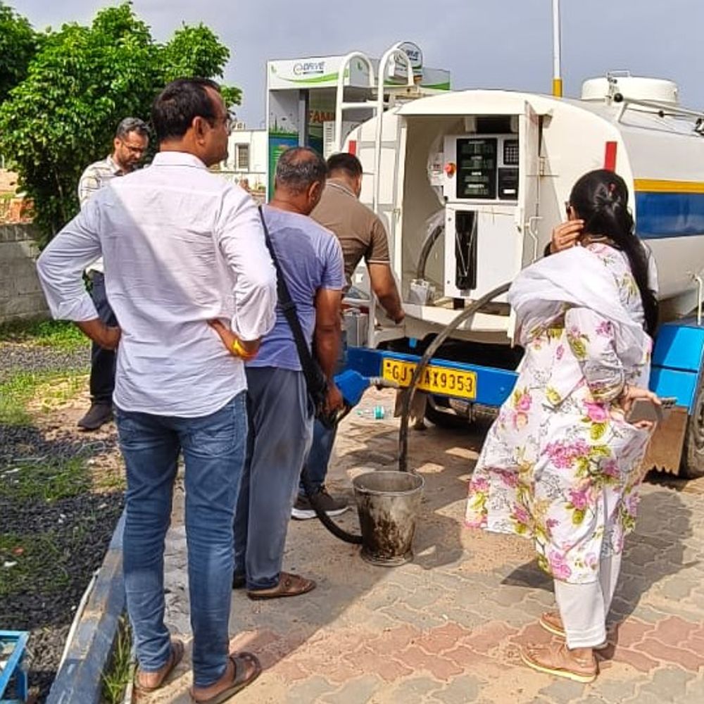 અણીદ્રામાં ગેરકાયદેસર ડીઝલ વેચાણ કરતું મીની બ્રાઉઝર ઝડપાયું:પરવાના વિના વેચાણ થતા કાર્યવાહી, રૂ. 12.88 લાખનો મુદ્દામાલ સીઝ