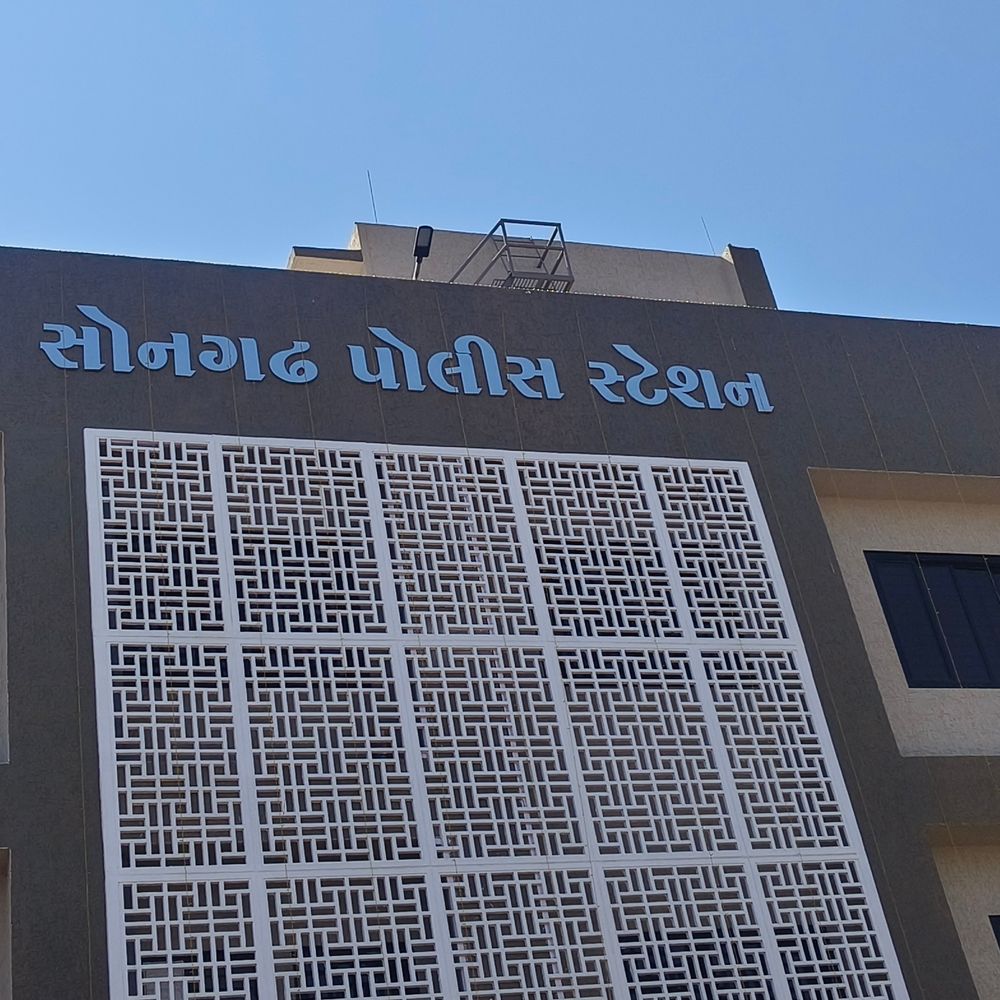 સોનગઢના વેલ્ઝર ગામે વિદેશી દારૂનો મોટો જથ્થો ઝડપાયો:એક શખ્સ ઝડપાયો, મુખ્ય સૂત્રધાર સહિત બે વોન્ટેડ