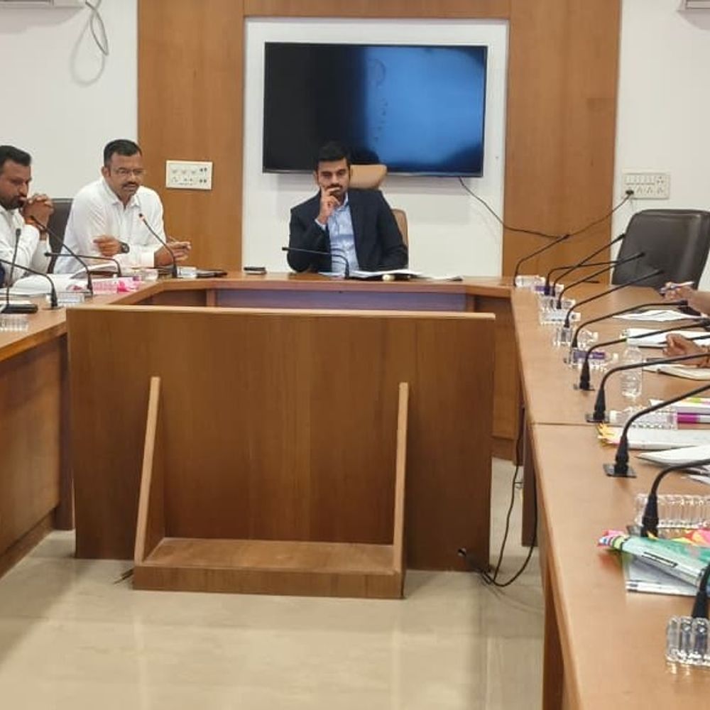 અરવલ્લી કલેક્ટરની અધ્યક્ષતામાં મહેસૂલી અધિકારીઓની બેઠક:લેન્ડ ગ્રેબિંગ, જમીન તકેદારી સહિત વિવિધ મુદ્દાઓની સમીક્ષા