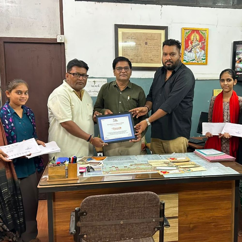 પાટણની શાળાની વિદ્યાર્થિનીઓએ જવાનો માટે રાખડી મોકલી:યુવા ફાઉન્ડેશને દેશભક્તિ કાર્યક્રમ બદલ શાળાનું સન્માન કર્યું