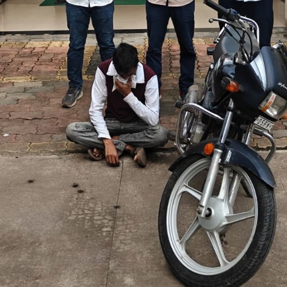 વ્યારામાં મોટરસાયકલ ચોરીનો ભેદ ઉકેલાયો:સીસીટીવી ફૂટેજ અને હ્યુમન સોર્સિસની મદદથી તસ્કર બાઇક સાથે ગણતરીના દિવસોમાં ઝડપાયો