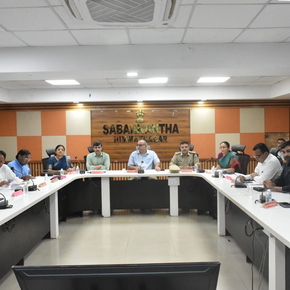 સાબરકાંઠા કલેક્ટરના અધ્યક્ષસ્થાને જિલ્લા સંકલન બેઠક:ધારાસભ્યોએ માર્ગ, શિક્ષણ, આરોગ્ય સહિતના પ્રશ્નો રજૂ કર્યા