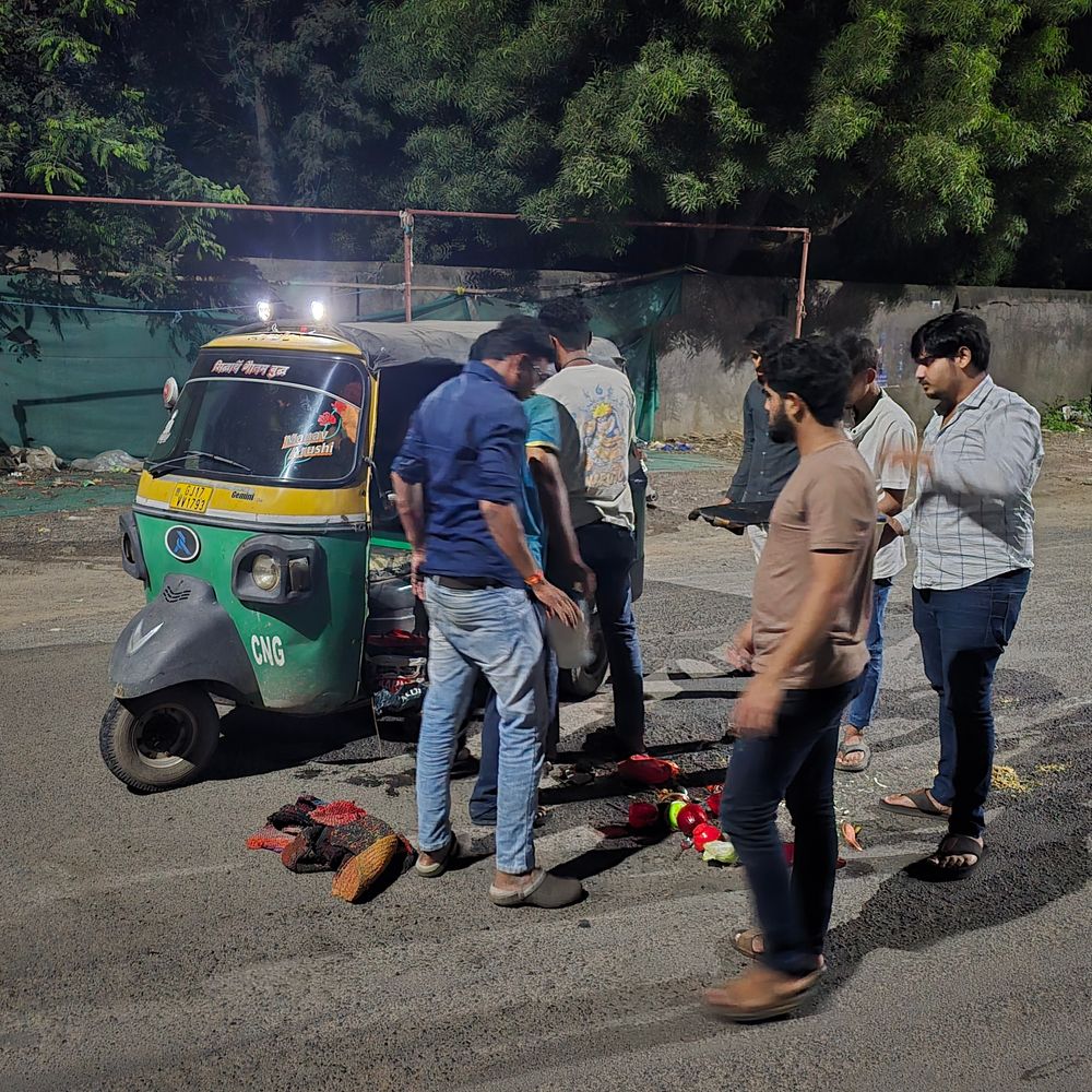ગોધરામાં રીક્ષા પલટી જતા યુવક નીચે દબાયો:લોકો મદદ માટે દોડ્યા, યુવકને પગમાં ઈજા પહોંચતા હોસ્પિટલમાં ખસેડવામાં આવ્યો