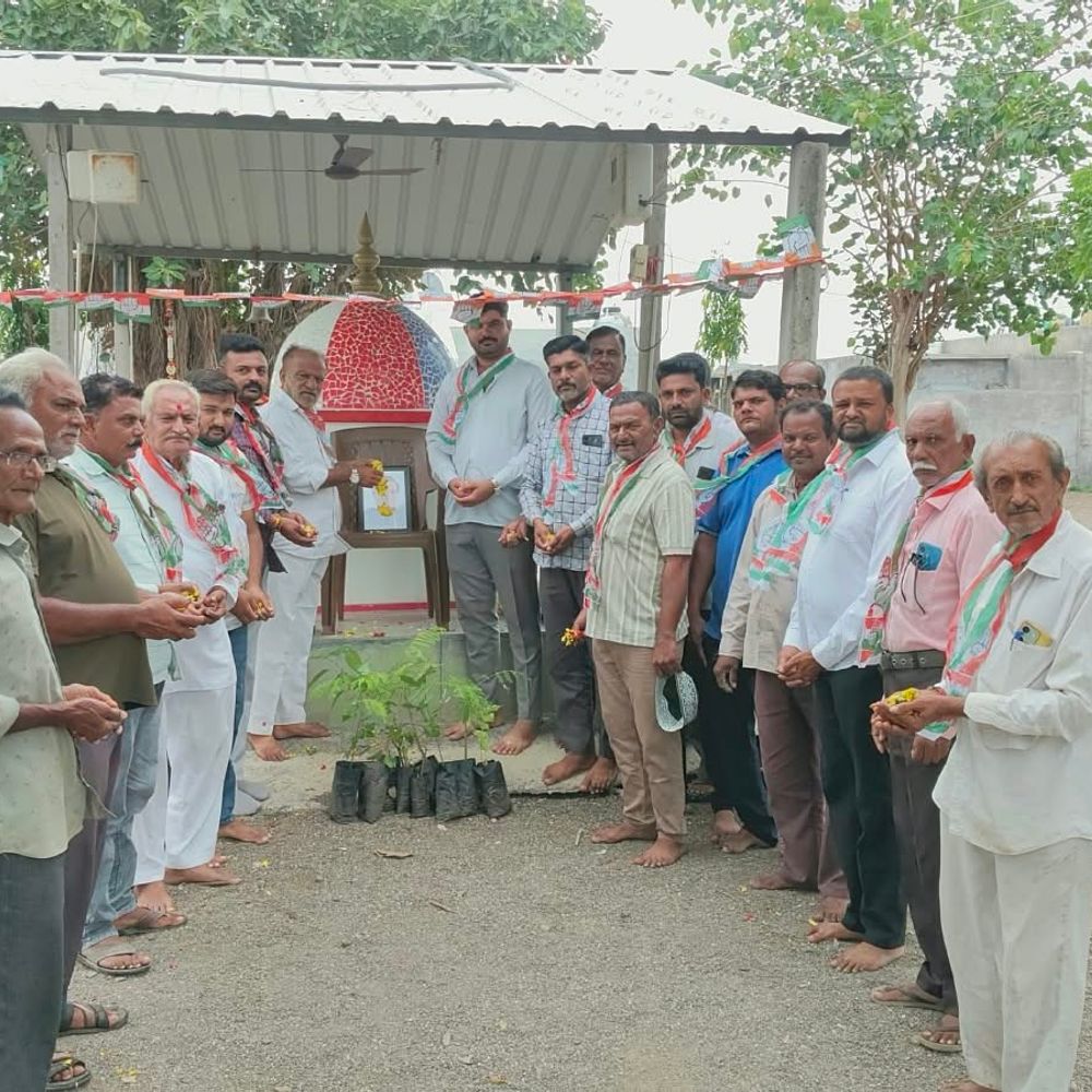 રાજીવ ગાંધીની જન્મ જયંતિ નિમિત્તે કાર્યક્રમ:ગઢડામાં કોંગ્રેસ સમિતિ દ્વારા પુષ્પ અર્પણ અને વૃક્ષારોપણ