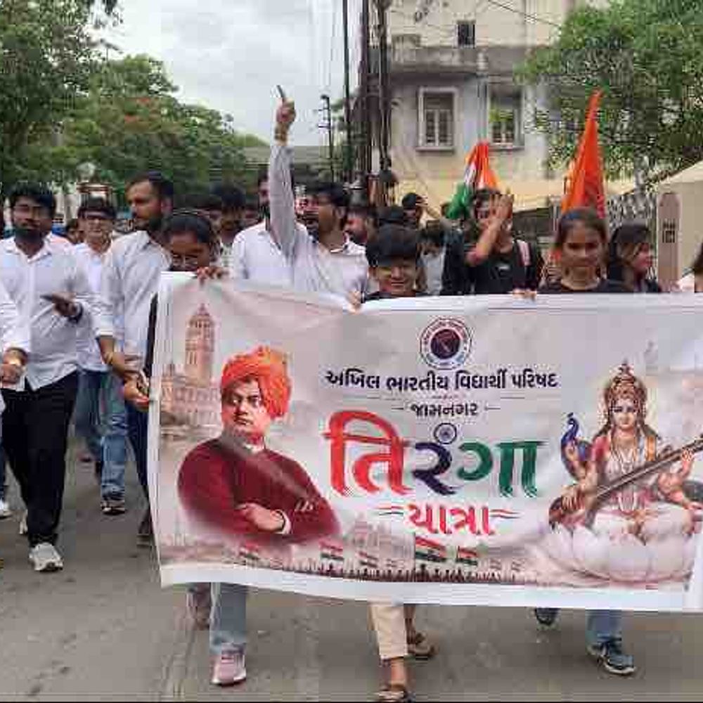 જામનગરમાં ABVP દ્વારા તિરંગા યાત્રા યોજાઈ:110 મીટર ધ્વજ સાથે 200થી વધુ વિદ્યાર્થીઓ જોડાયા