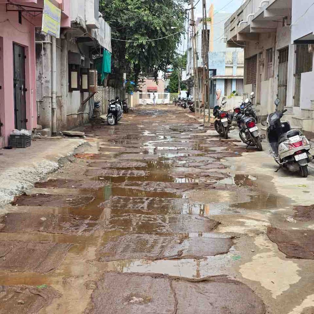 ગોધરામાં રોડ કામમાં ગેરરીતિના આક્ષેપ:સ્થાનિકોની રજૂઆત બાદ ચીફ ઓફિસરે સ્થળ તપાસ કરી